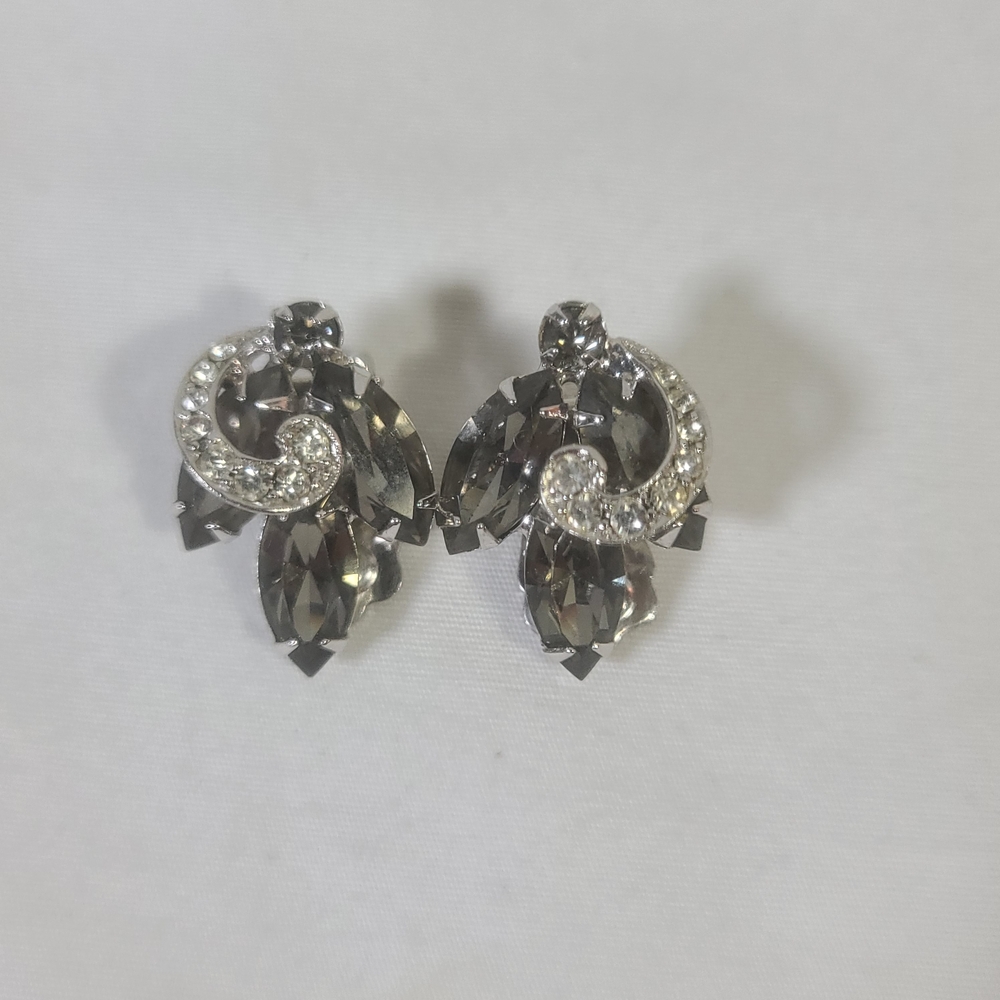 Weiss Vintage Smoky Gray & Clear Rhinestone Silver Tone Cluster Clip On Earrings